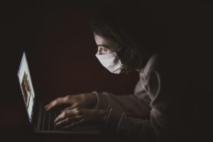 花粉症対策に最適！マスク負けを防ぐ日中の保湿ミストの使い方は？